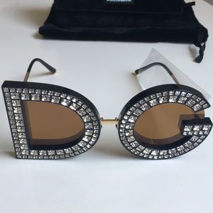 DG SUNGLASSES WITH CRYSTAL DETAILS